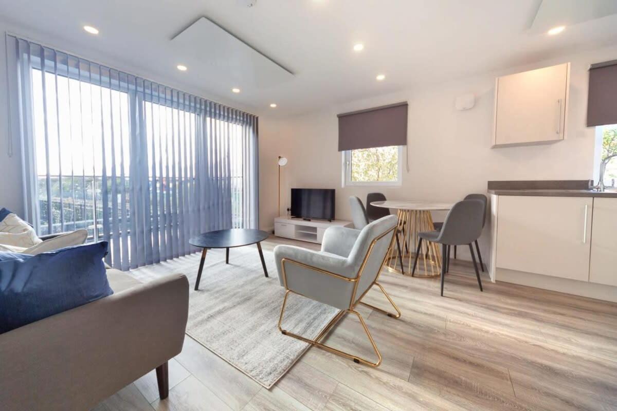 Modern 2 Bedroom In Ashford Apartment